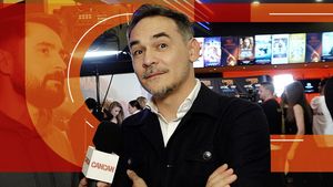 După ce l-a făcut cel mai antipatic coleg, Răzvan Simion îi dă replica lui Dani Oțil, într-un interviu SAVUROS: ”Ai scos-o pe nevastă-ta la film pe banii lui Codin!”