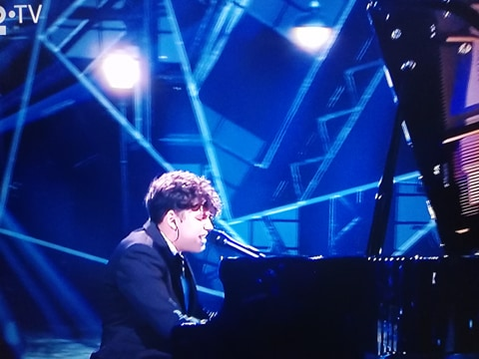 Românii au Talent, finala. Rareș cântă pentru mama lui: ”A plecat în Italia să-mi fie mai bine!”