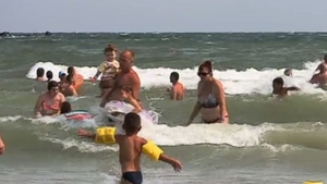 Vânt puternic pe litoral! A fost arborat steagul roșu, dar turiștii l-au ignorat. Zeci de persoane au fost la un pas de a-și pierde viața