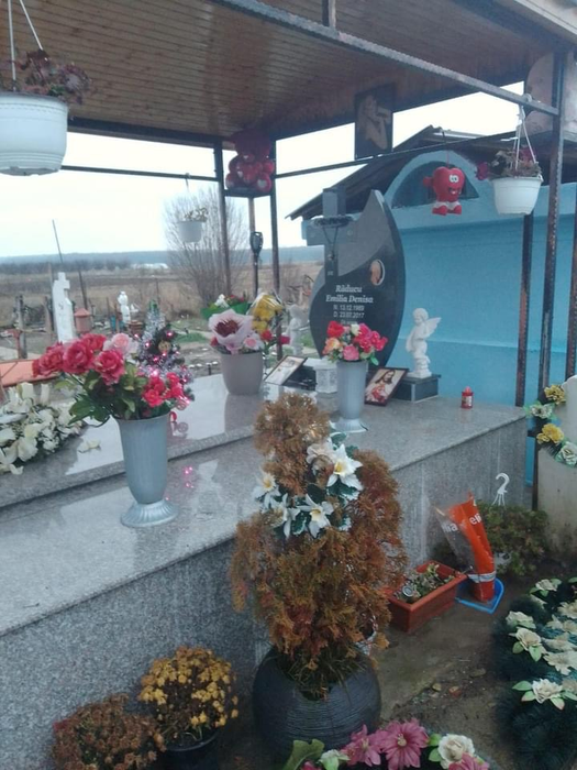Mama Denisei Răducu, la mormântul fiicei sale. Imaginile durerii în ziua în care artista ar fi împlinit 32 de ani