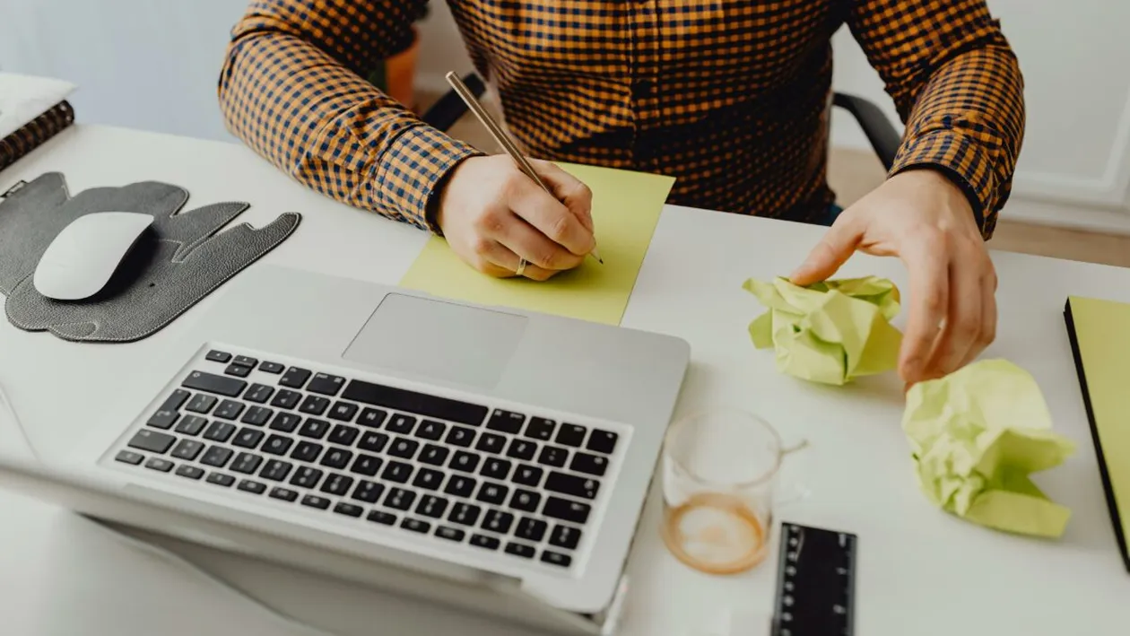 Salariile din publicitate în România. Cât ajunge să câștige un copywriter în 2026