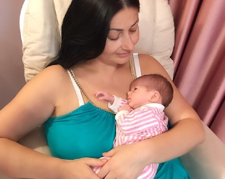 Cum arată Gabriela Cristea nemachiată? Vedeta s-a pozat înainte să alăpteze! Cum au reacţionat fanii: „Se vede…”