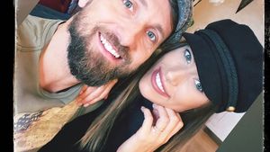 Dan Oțil nu se ascunde! Și-a strâns iubita de gât și a tras-o de păr, în timp ce tânăra era într-un live, pe Instagram. “Nu-ți mai arăta buricul!”