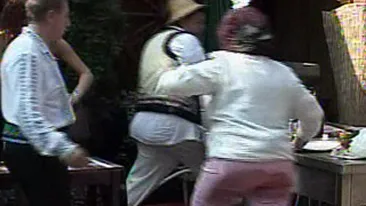 Hanul Horror, marca Enceanu! Elena Merisoreanu, uda la fund, Nicoleta Voica, servita cu viermi vii asezonati cu orez! Uite ce scandal s-a iscat in noul local al cantaretului de muzica populara!