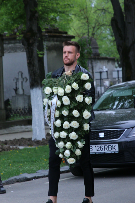 Mihai Pintilii, gest emoționant la capela în care e sicriul cu trupul Ionelei Prodan! Ce scrie pe coroana cu flori adusă de celebrul fotbalist