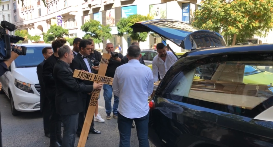 Sicriul cu trupul neînsuflețit al lui Alexandru Arșinel a ajuns la Teatrul 