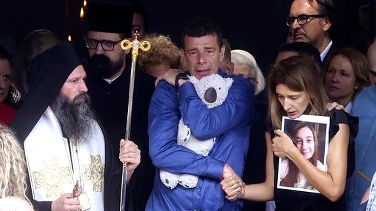 Imaginile durerii! Antrenorul de la SCM Zalău strânge în braţe un ursuleţ de pluş la înmormântarea fiicei sale