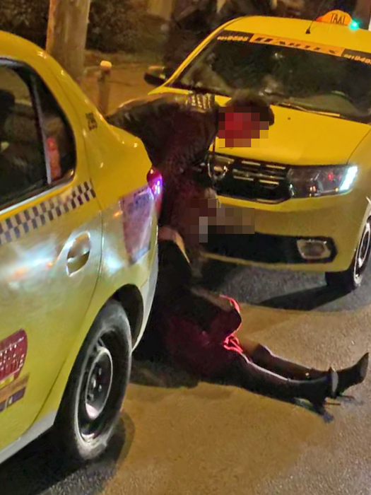 Femeia a căzut între cele două taxiuri