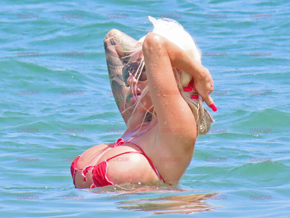 Păzea! Voluptoasa Valentina Dunca la plajă, într-un costum de baie minuscul