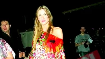 Iulia Albu, jignita de trei adolescente in troleibuz