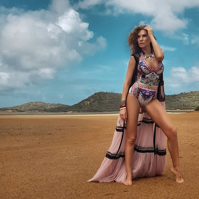Anna Lesko, fotografii incendiare în Caraibe. Posteriorul vedetei a ”fugit” din slipul minuscul