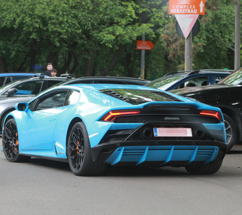 Cuplul părăsește parcul Herăstrău cu un Lamborghini de 350.000 de euro