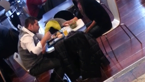 Sora lui Catrinel Menghia nu se descurca in bucatarie. L-a scos pe Norris la un fastfood, unde a fost hranita ca un bebelus