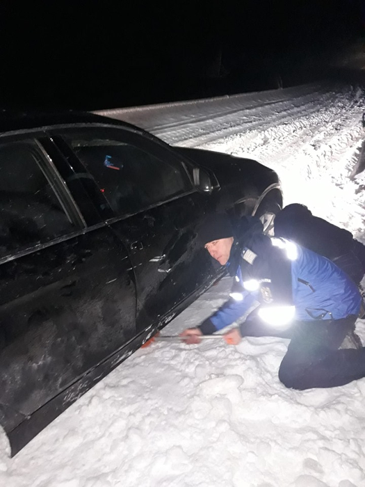Turişti blocaţi în zăpadă -17 grade Celsius în zona Obârșiei Lotrului! Operațiune de salvare emoționantă a jandarmilor