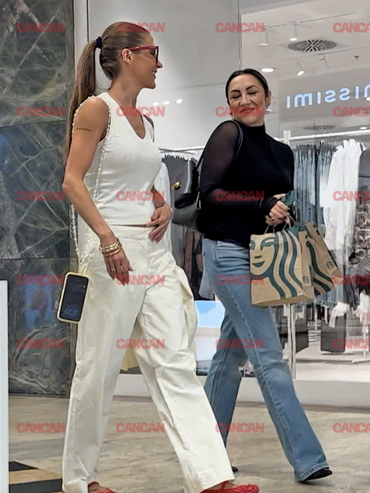 Andra și mămicile prietenelor fiicei sale, Eva, la mall