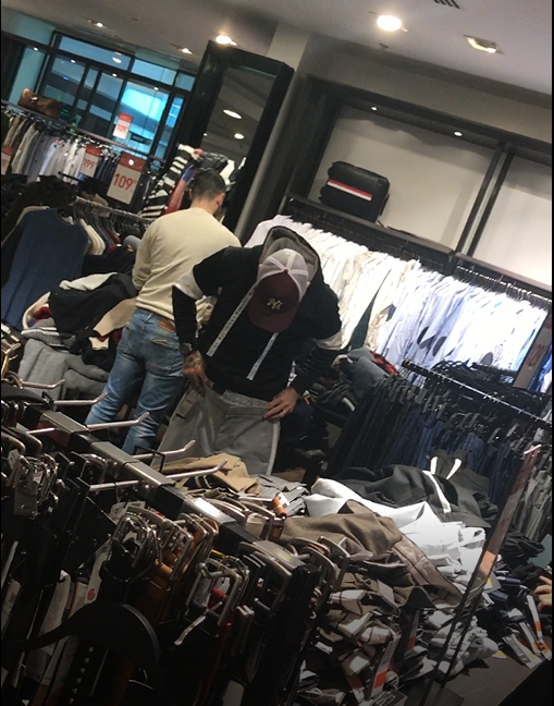 Face şi o ultimă probă a pantalonilor: îi vin!