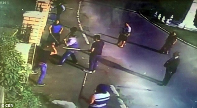 În urmă cu un an, mai mulți romi au vrut să intre în casă peste Râncu Ilieș, dar nu au reușit! Episodul a fost relatat și de Daily Mail