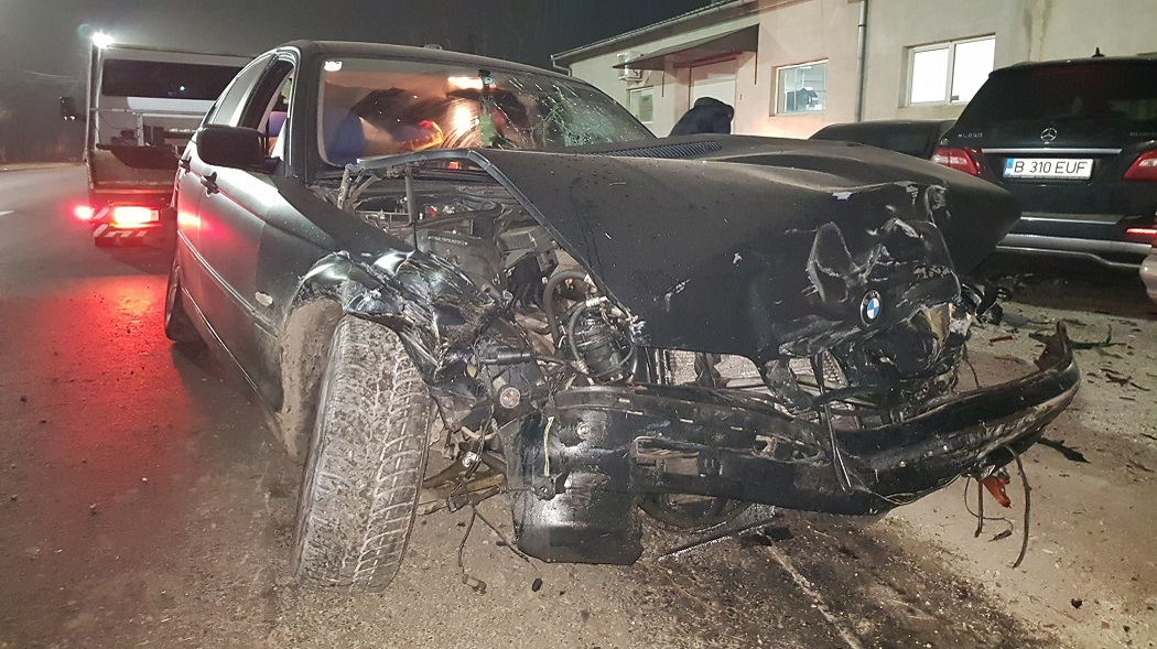 Unul dintre autoturismele avariate