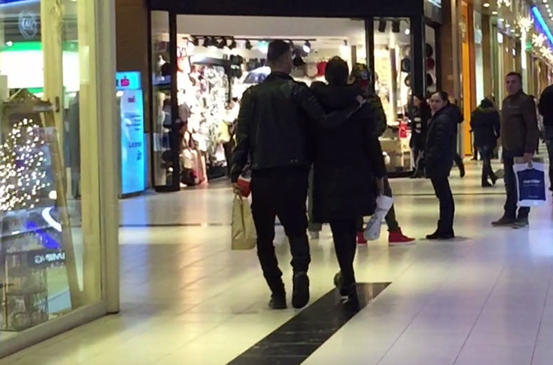 Valentin şi Andreea se îndreaptă spre ieşirea din mall