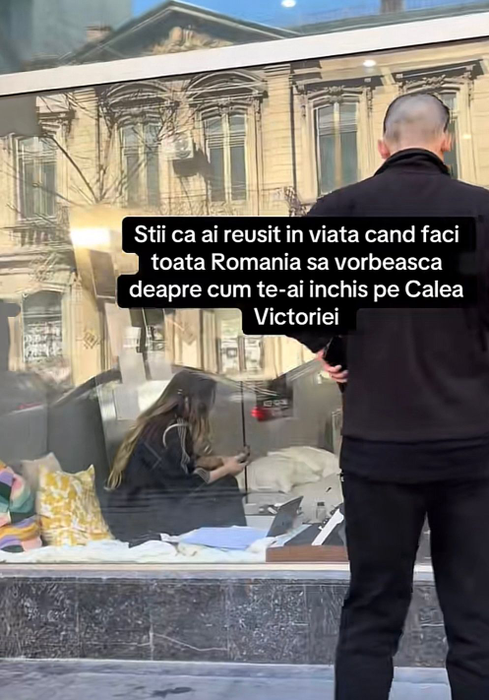 Artista din România care a stat închisă timp de 24 de ore într-o cameră, în văzul tuturor, pe Calea Victoriei: „Se opreau oamenii, băteau în geam”