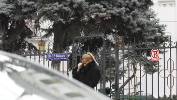 Simona Sensual, indoliata si cu lacrimi in ochi! Blonda a fost fotografiata iesind ravasita dintr-o biserica!