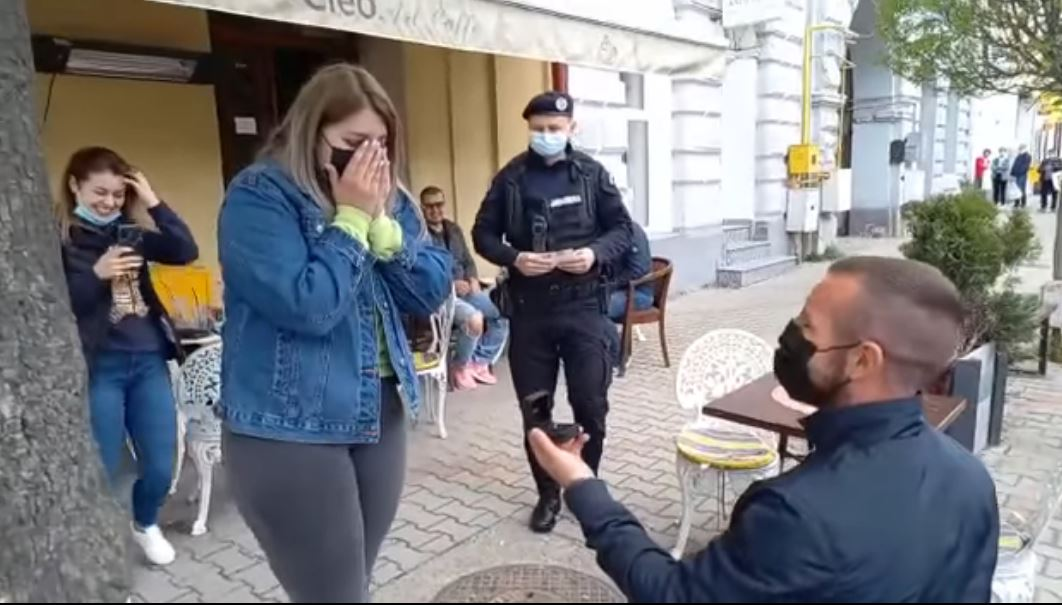 Și-a cerut iubita de soție în timp ce jandarmii îl percheziționau! S-a întâmplat în Bistrița, iar surpriza a fost de proporții