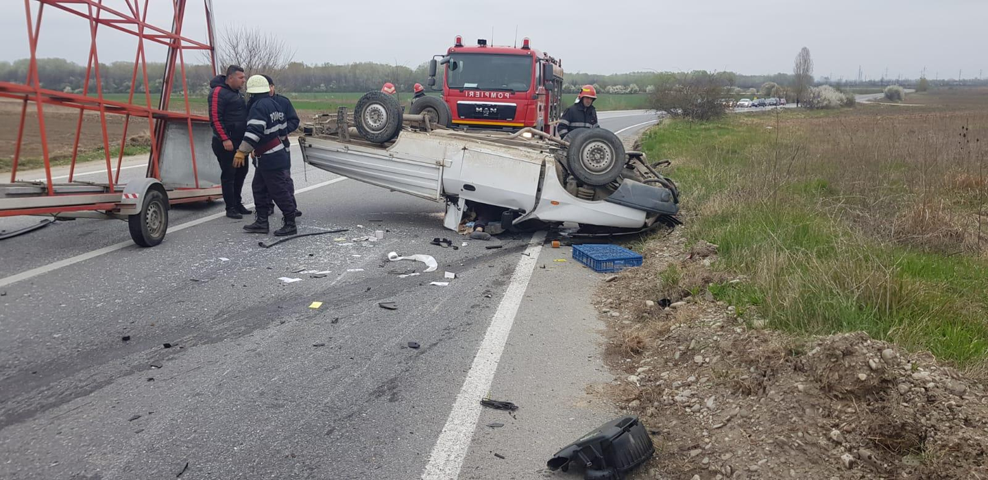 Accidente înfiorătoare în Prahova. Un om a murit, iar 3 au fost răniți după ce microbuzul în care erau a ajuns în parapet