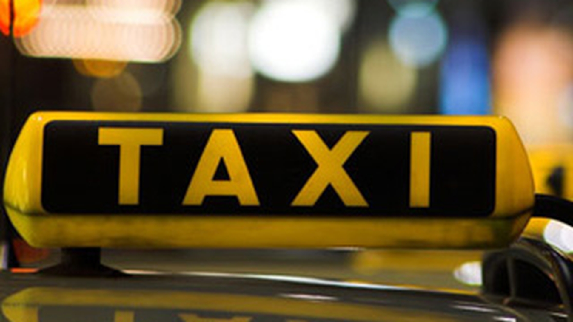 Taximetru lovit de un camion si proiectat intr-un gard din caramida