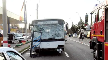 Accident rutier grav, la Bacău în care a fost implicat un autobuz cu pasageri
