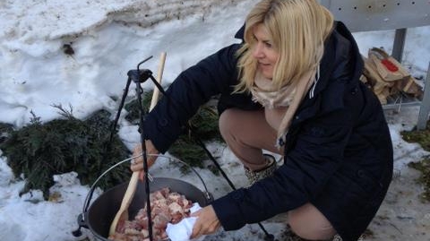Elena Udrea schimba hainele chiar si la ceaun la pomana porcului