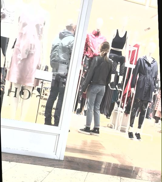 Bluzița roșie i-a făcut cu ochiul Sânzianei