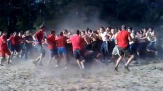 VIDEO Ultrasii au devenit domni: se omoara in bataie, dar organizat