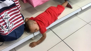 Dominic, surprins dormind pe jos! Adevărul din spatele imaginii cu fiul Antoniei şi al lui Alex Velea