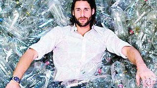 Face o insula din gunoaie reciclate