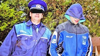 Un tanar de 17 ani s-a jucat periculos. A spart magazinul cu arme si a furat doua pistoale