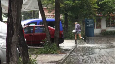 COD ROSU IN CAPITALA! Ce vedeta de la noi si-a udat funduletul pe o ploaie torentiala! Pantalonasii scurti i-au fluturat in vant