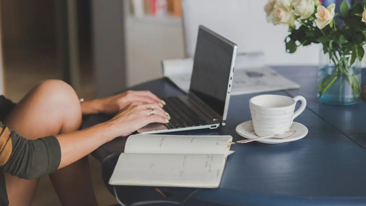 Românii care au voie să muncească 8 zile pe lună acasă! Pe cine vizează această lege nouă