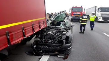 Doi răniți pe Autostrada București-Pitești, după ce o mașină s-a înfipt într-un camion. Un pompier a oprit pentru a acorda primul ajutor - VIDEO