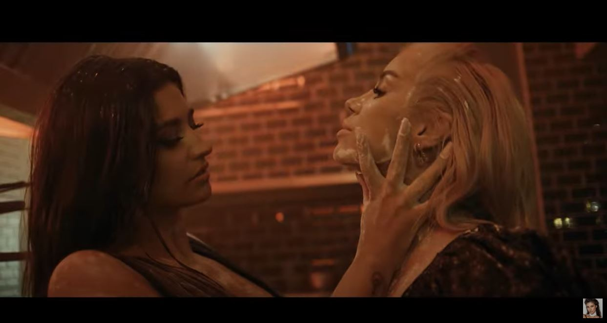 Antonia și Alina Ceușan, filmate în ipostaze ca-n filmele pentru adulți în cel mai nou clip al cântăreței! S-au atins pasional în zone intime și au flirtat una cu cealaltă | VIDEO