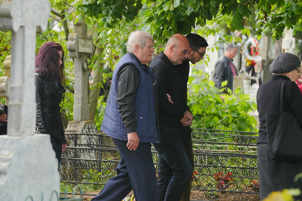 Apariție bizară în cimitir, cu doar câteva minute înainte ca sicriul lui Răzvan Ciobanu să ajungă la groapă