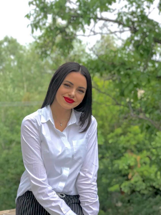 Cosmina Adam este noua asistentă de la Acces Direct! Cu ce s-a ocupat înainte să o înlocuiască pe Emily Burghelea care și-a dat demisia la TV