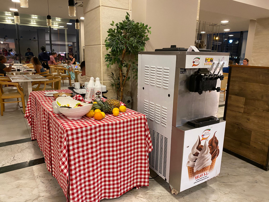 Așa arată un concediu de 8.200 lei în Malta! Ce au primit să mănânce doi turiști români în restaurantul unui hotel de 4 stele din Mellieha