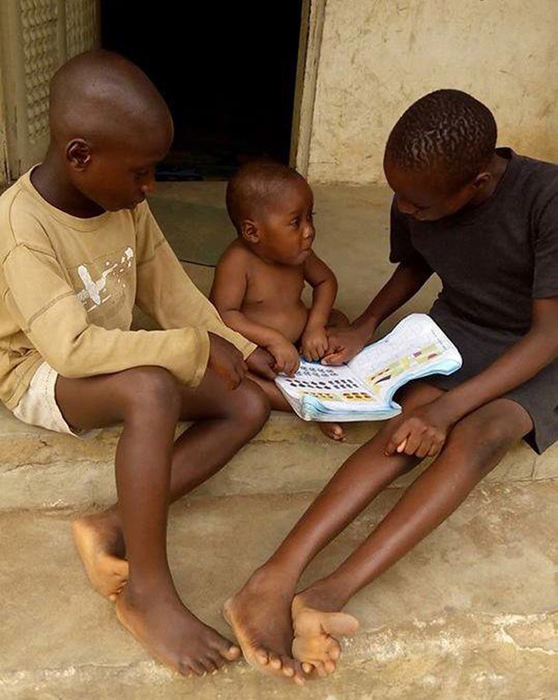 Îl mai ţii minte pe băieţelul din Nigeria lăsat să moară pe străzi? Aşa arată la un an de când a fost salvat