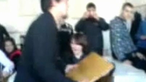 VIDEO Asa se explica rezultatele de la BAC! Elevii dintr-un liceu sparg bancile cu capul!