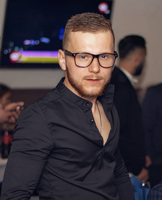 Îți mai aduci aminte de Iulian de la Insula Iubirii? Îl luau toți la mișto și spuneau că e timid, dar acum e complet transformat