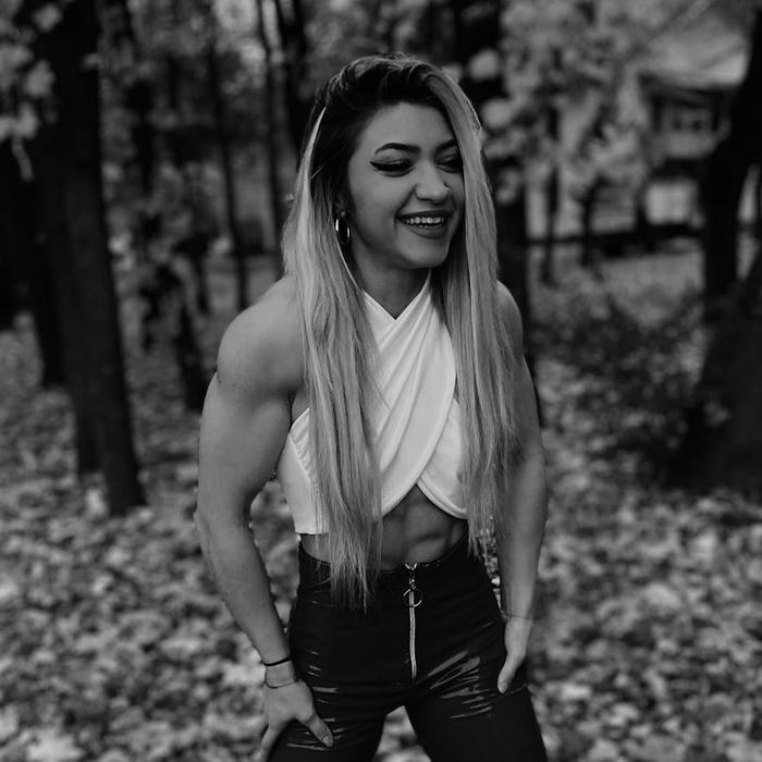 Cine e Mihaela Cambei, tânăra care a luat argint la Jocurile Olimpice. E de o frumusţe răpitoare