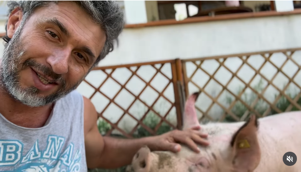 Ce susține Dragoș Bucur că știe să facă Betty, purceaua lui: „Animale foarte iubitoare. Știu că pare greu de crezut, dar știe să…”
