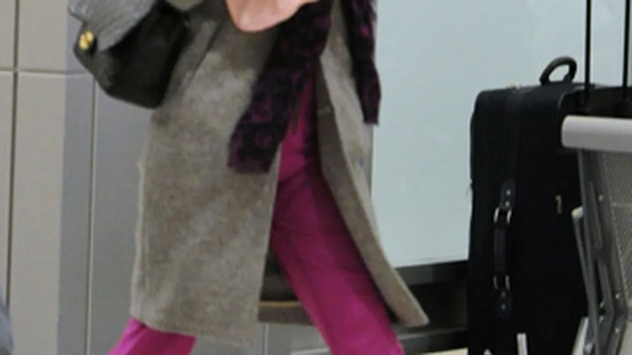 Ghici cine e vedeta care s-a infofolit ca sa nu o vada paparazzii!