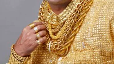 Asta ii sparge la figuri pe toti cocalarii romani! Si-a facut o camasa din aur de 20.000 de dolari ca sa agate femei