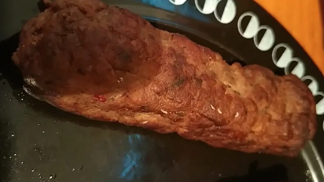 Ireal ce a pățit un bărbat după ce a cumpărat o caserolă de mici din Kaufland Cluj-Napoca, pe care a dat 16.99 lei. Ce s-a întâmplat când i-a gătit